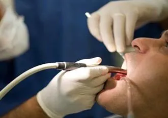 吸唾的手法和位置图片